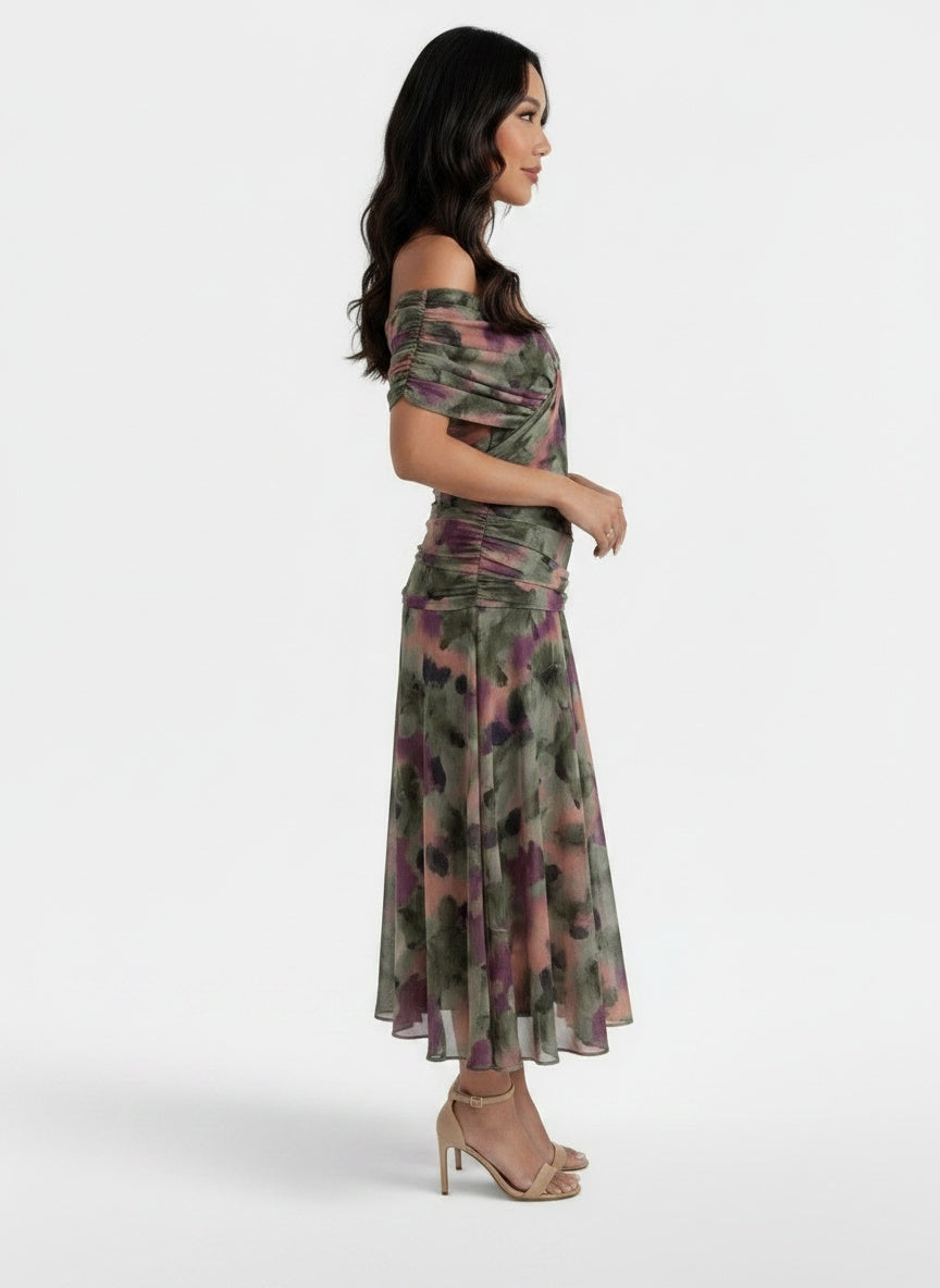 Side profile of the model wearing Vestido Maxi Mujer Gasa Estampado Cuello V