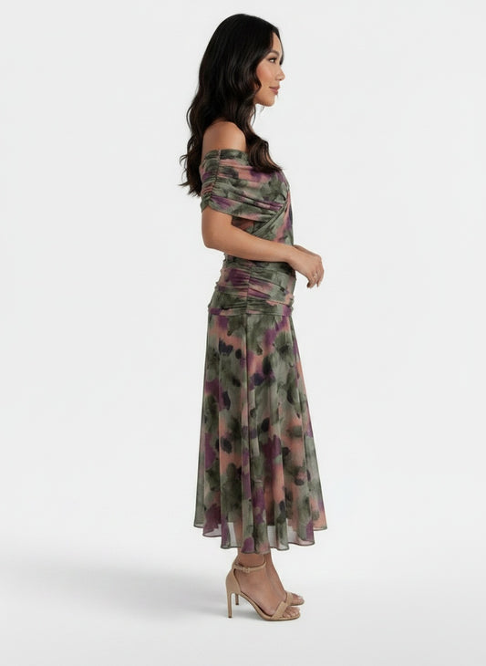 Side profile of the model wearing Vestido Maxi Mujer Gasa Estampado Cuello V