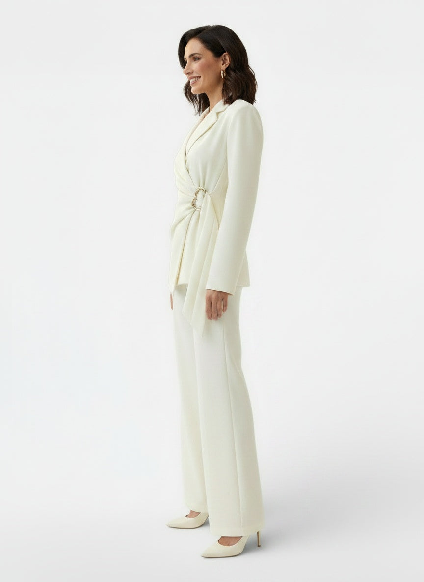 Side profile of the model wearing Conjunto Traje Mujer Blazer con Cordones