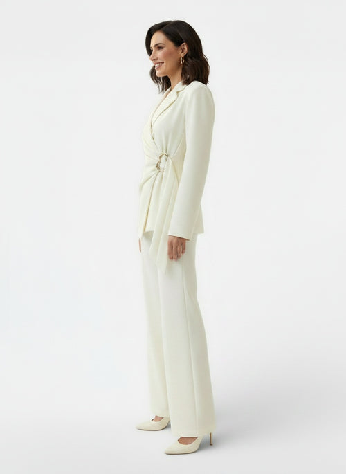 Side profile of the model wearing Conjunto Traje Mujer Blazer con Cordones