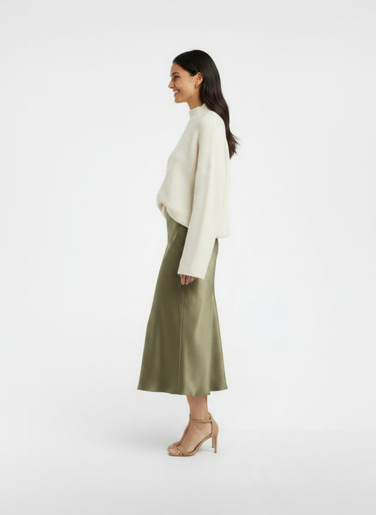 Side profile of the model wearing Falda Satinada Mujer Alta Cintura