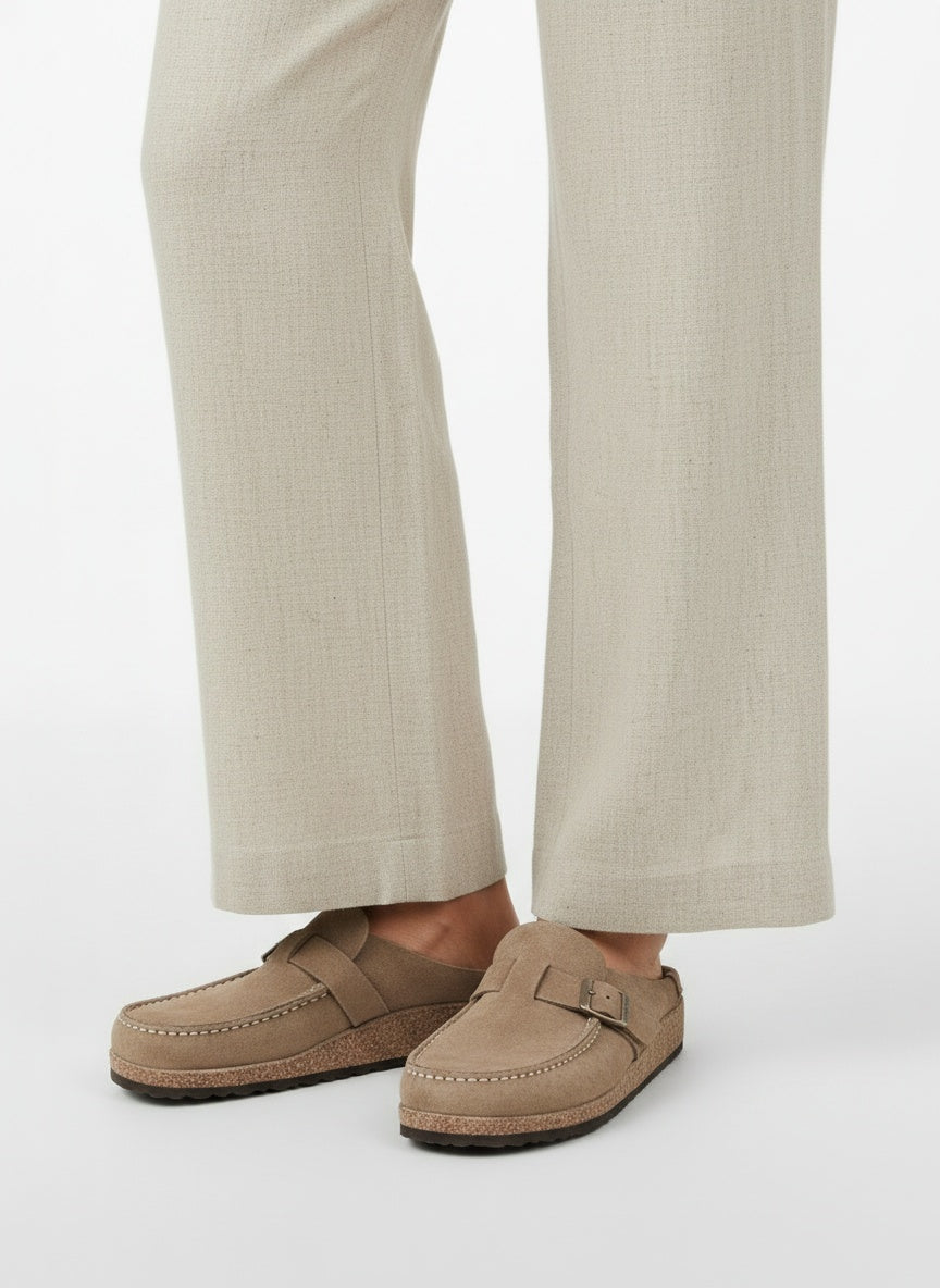 Close-up lower legs and shoes of the model wearing Sandalias Ortopédicas Mujer Ante Hebilla