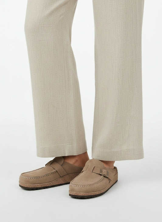 Close-up lower legs and shoes of the model wearing Sandalias Ortopédicas Mujer Ante Hebilla