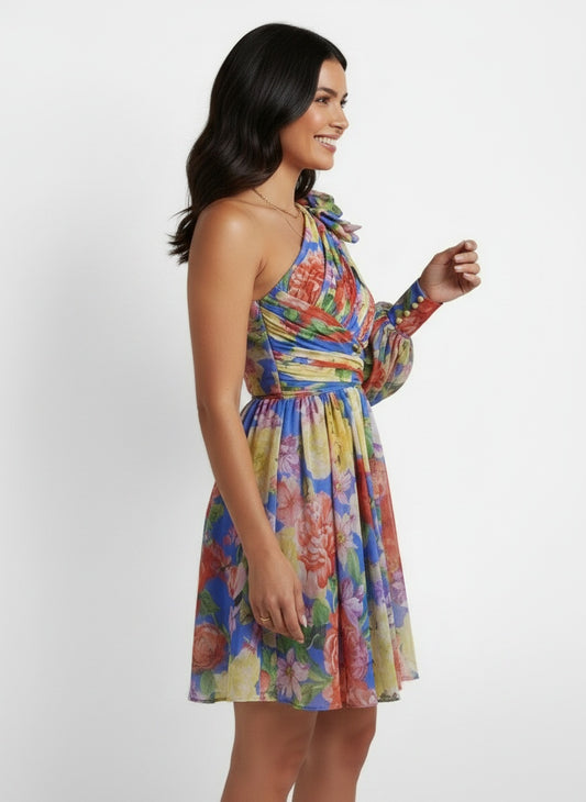 Side profile of the model wearing Vestido Corto Mujer Floral Verano