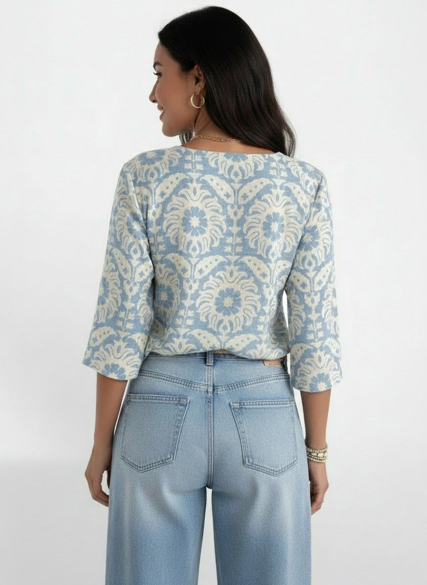 Back pose of the model wearing Blusa Boho Mujer Floral