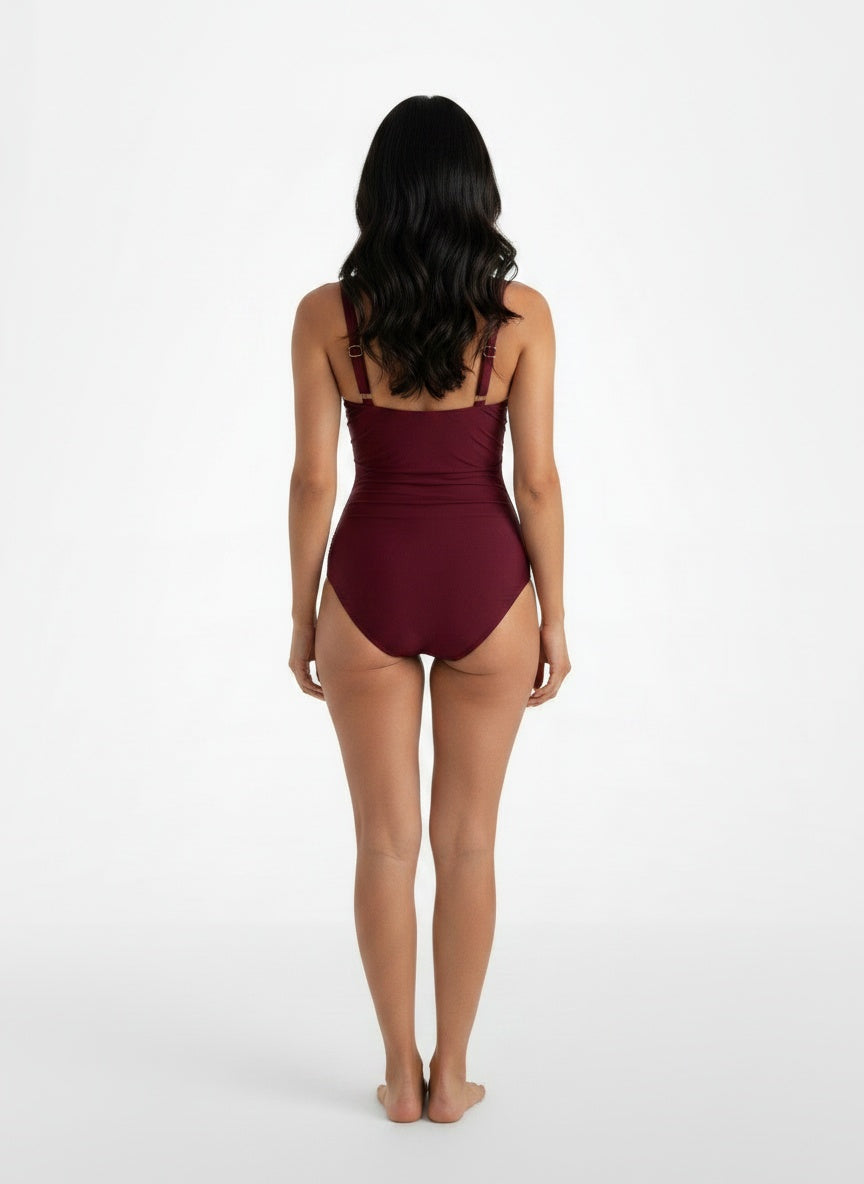 Back pose of the model wearing Bañador Deportivo Mujer Slim Fit