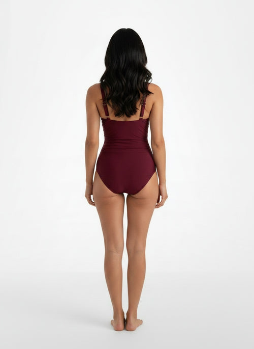 Back pose of the model wearing Bañador Deportivo Mujer Slim Fit