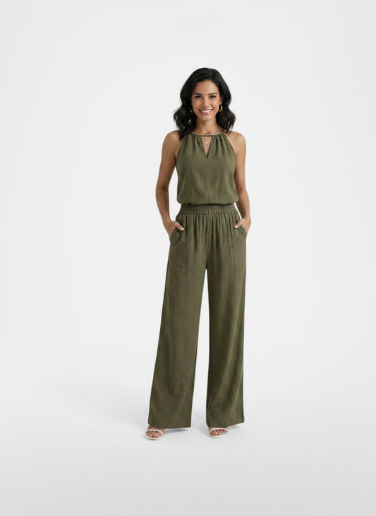 Full body view of the model wearing Conjunto Mujer Halter Calado de Lino y Pantalón Ancho