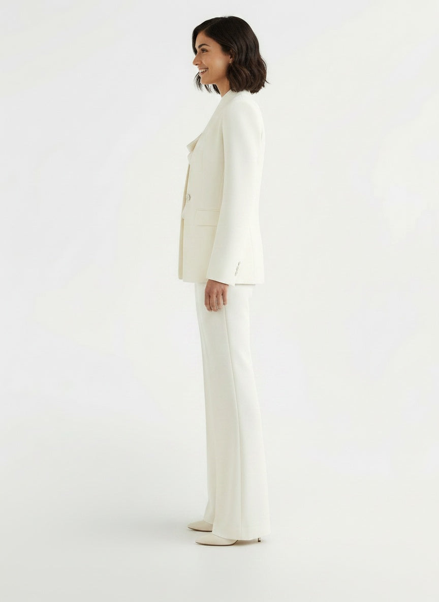 Side profile of the model wearing Conjunto de Traje Elegante para Mujer | Chaqueta y Pantalón Profesional