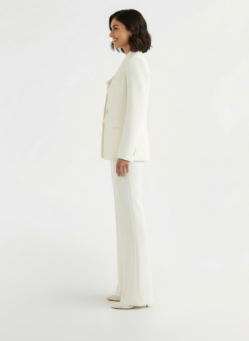 Side profile of the model wearing Conjunto de Traje Elegante para Mujer | Chaqueta y Pantalón Profesional