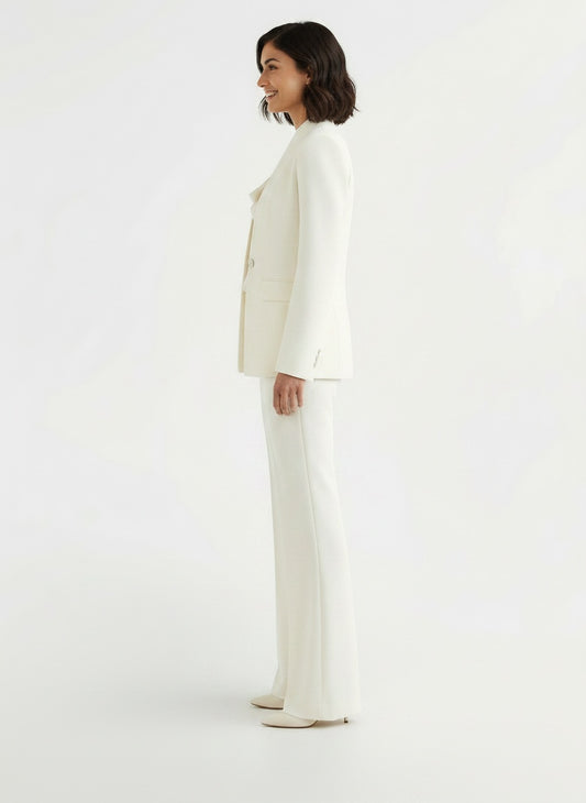 Side profile of the model wearing Conjunto de Traje Elegante para Mujer | Chaqueta y Pantalón Profesional