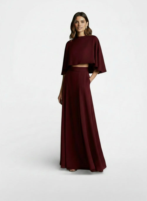 Side profile of the model wearing Conjunto Mujer Minimalista Elegante