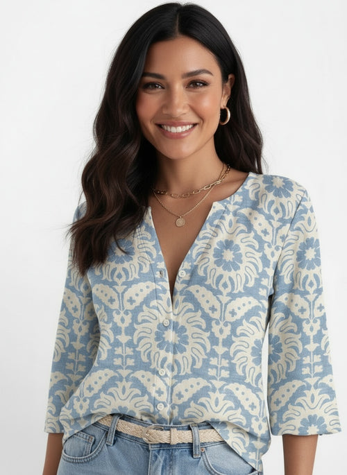 Close-up of the model wearing Blusa Boho Mujer Floral