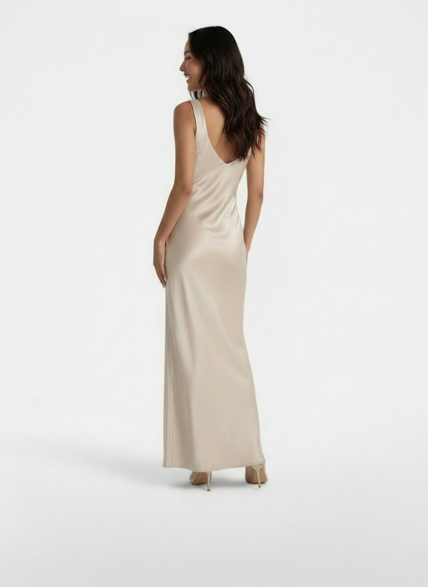 Back pose of the model wearing Vestido Largo Satinado Mujer Elegante