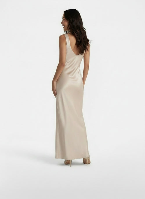 Back pose of the model wearing Vestido Largo Satinado Mujer Elegante