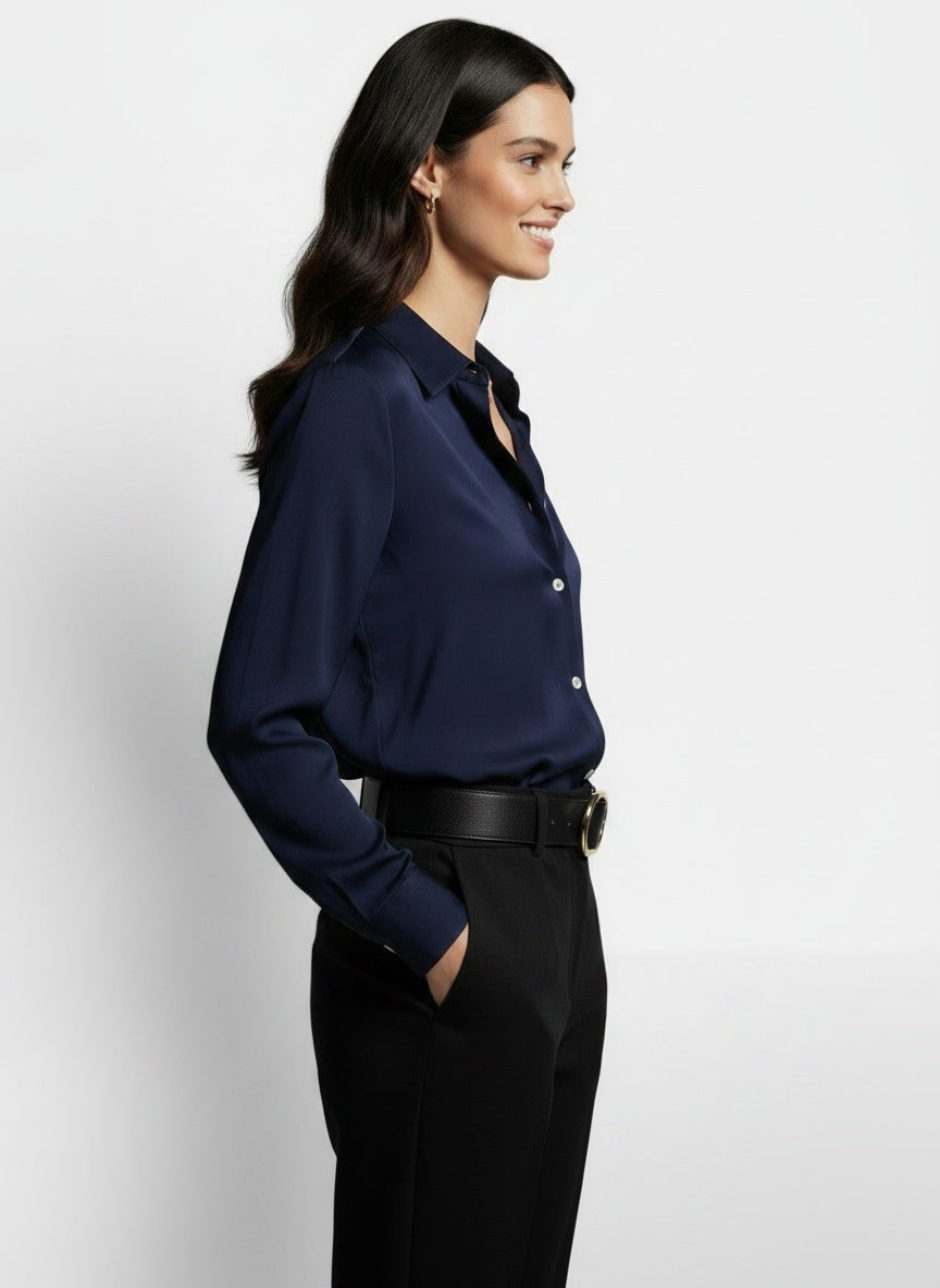 Side profile of the model wearing Camisa Mujer Holgada con Solapa y Botones Manga Larga