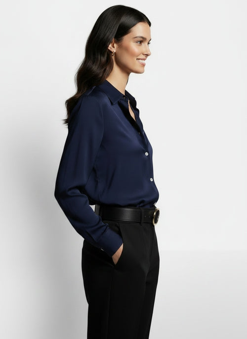 Side profile of the model wearing Camisa Mujer Holgada con Solapa y Botones Manga Larga