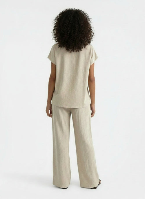 Back pose of the model wearing Conjunto Lino Verano Pantalón Mujer