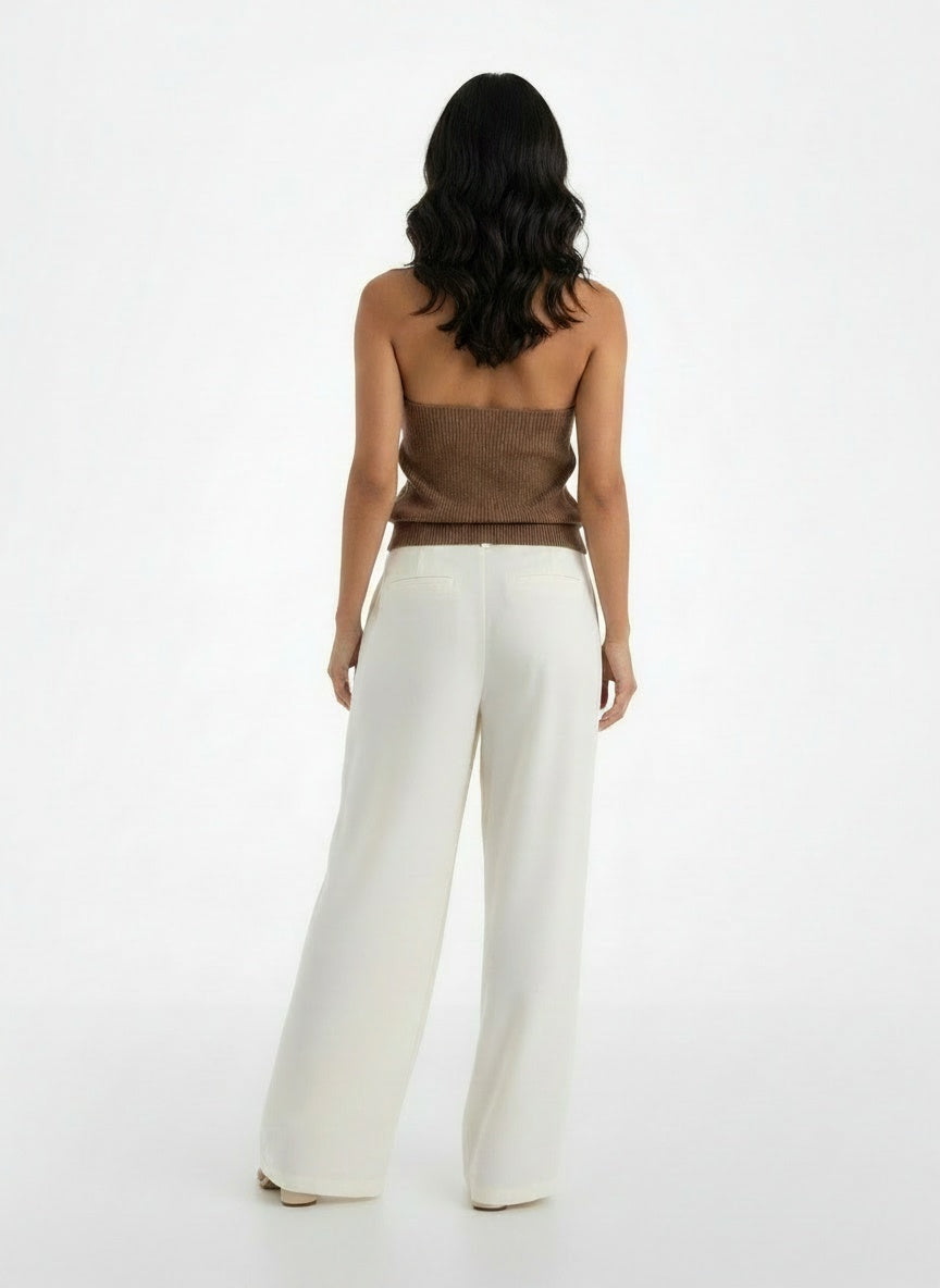 Back pose of the model wearing Top Halter Punto Mujer