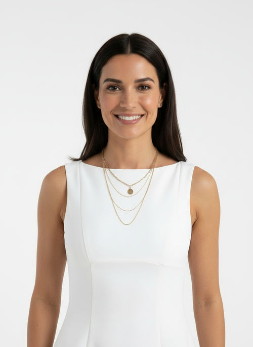 Close-up of the model wearing Vestido Corto Mujer Espalda Abierta