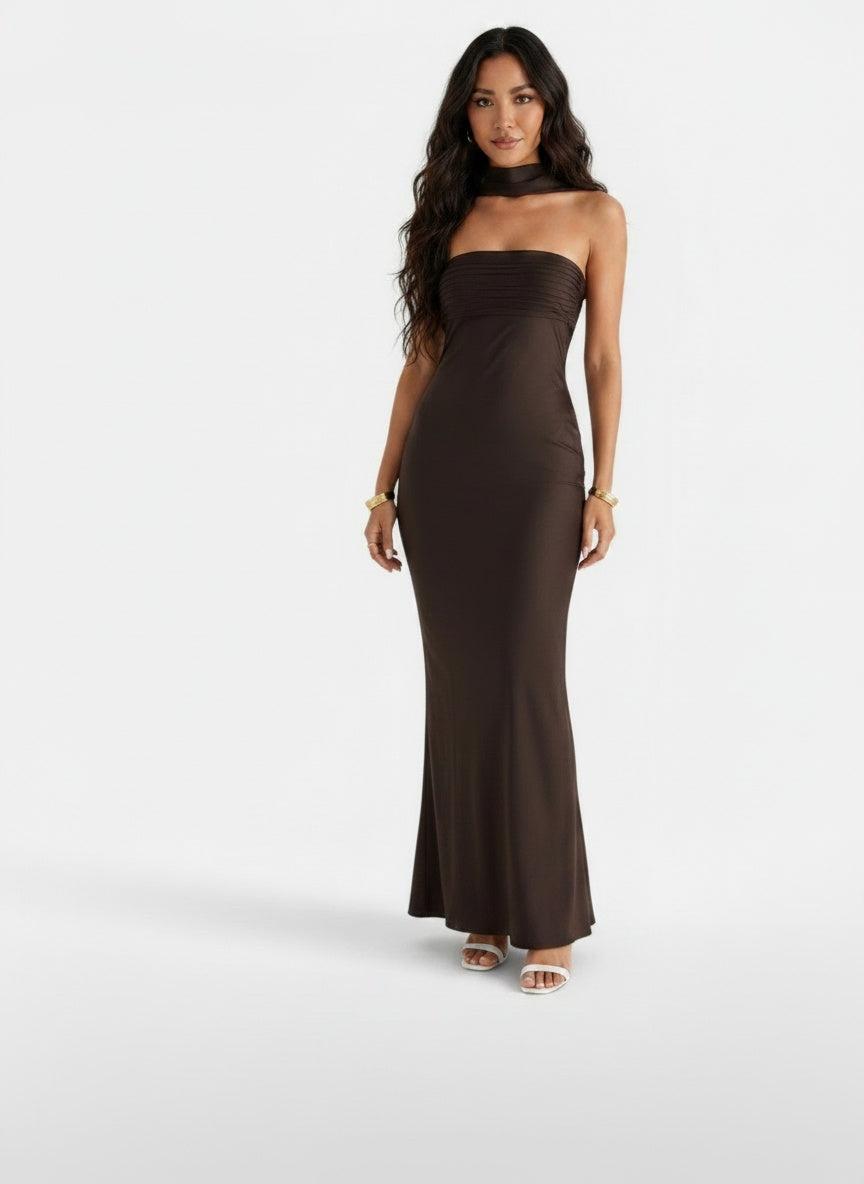 Full body view of the model wearing Vestido Largo Satén Encaje Mujer