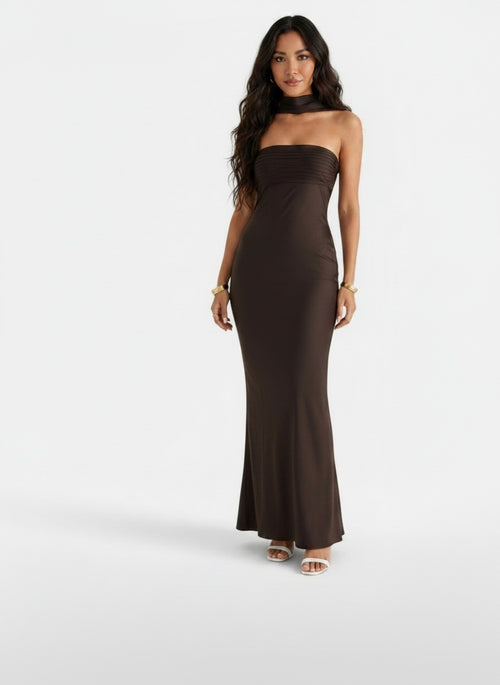 Full body view of the model wearing Vestido Largo Satén Encaje Mujer