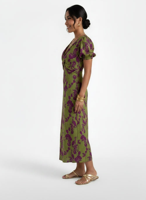 Side profile of the model wearing Vestido Largo Verano Mujer Floral Cuello V