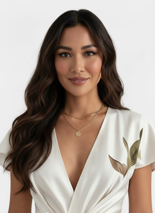 Close-up of the model wearing Vestido Midi Cruzado Floral Mujer