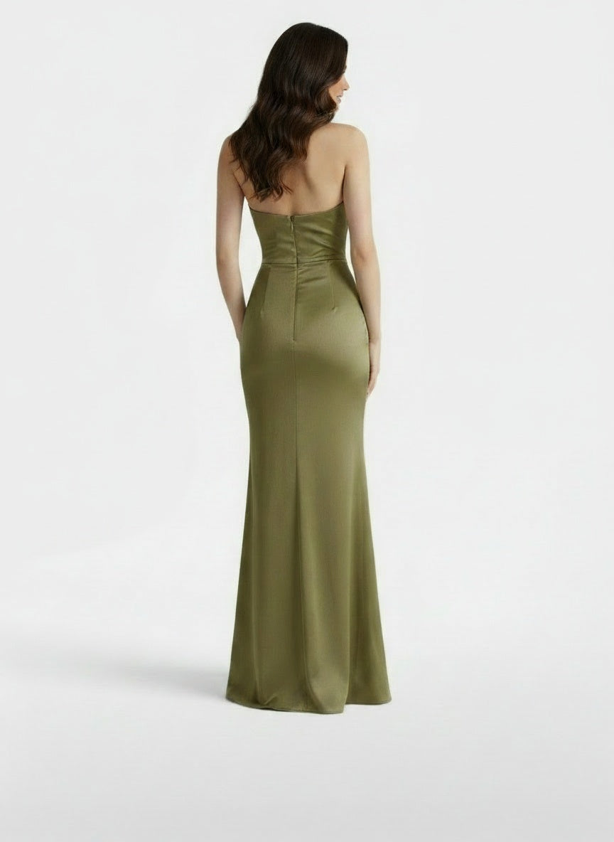 Back pose of the model wearing Vestido Maxi Mujer Halter Ajustado