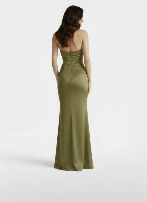 Back pose of the model wearing Vestido Maxi Mujer Halter Ajustado
