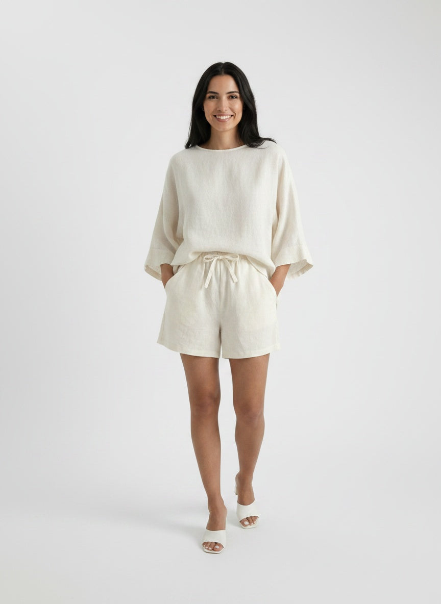 Full body view of the model wearing Shorts Mujer Lino Verano