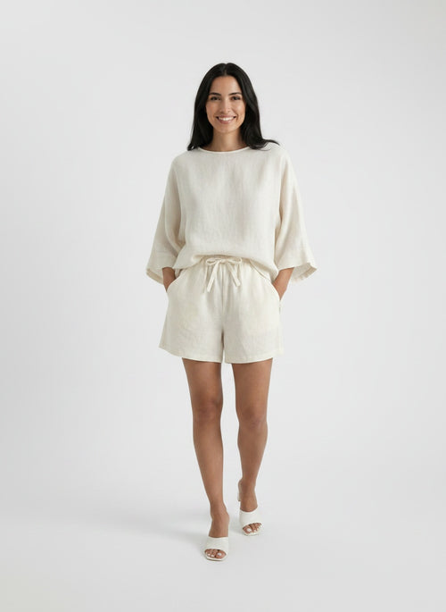 Full body view of the model wearing Shorts Mujer Lino Verano