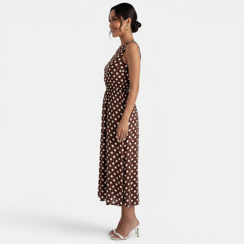 Side profile of the model wearing Vestido Midi Lunares Verano Mujer