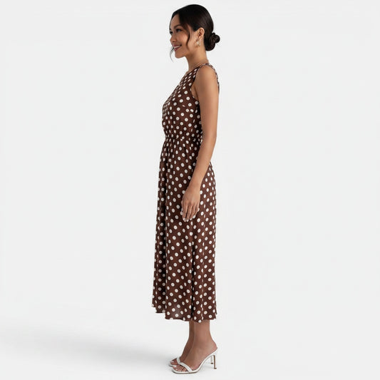 Side profile of the model wearing Vestido Midi Lunares Verano Mujer