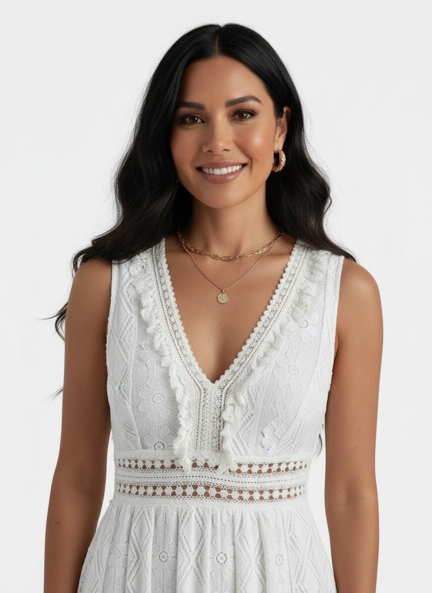 Close-up of the model wearing Vestido Maxi Boho Encaje Mujer Cuello V