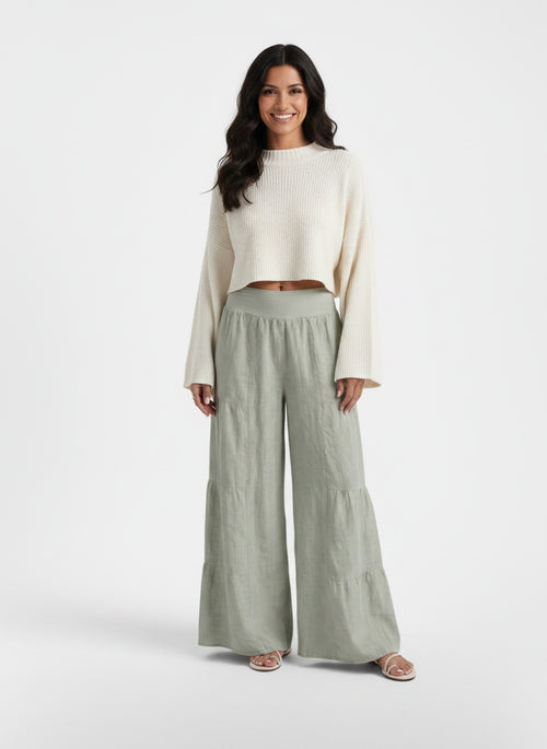 Full body view of the model wearing Pantalón Lino Mujer Ancho