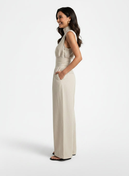 Side profile of the model wearing Conjunto Mujer Algodón Lino Sin Mangas
