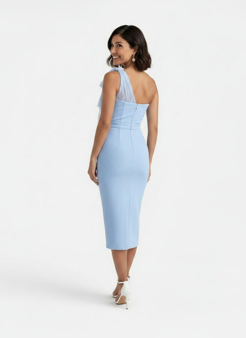 Back pose of the model wearing Vestido Midi Fiesta un Hombro