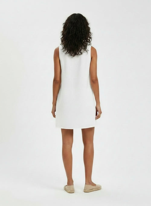 Back pose of the model wearing Vestido Corto Verano Escote V Mujer Lino