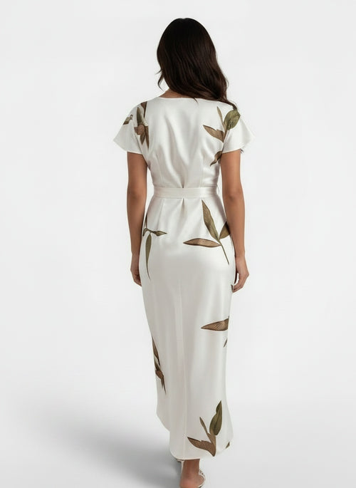 Back pose of the model wearing Vestido Midi Cruzado Floral Mujer