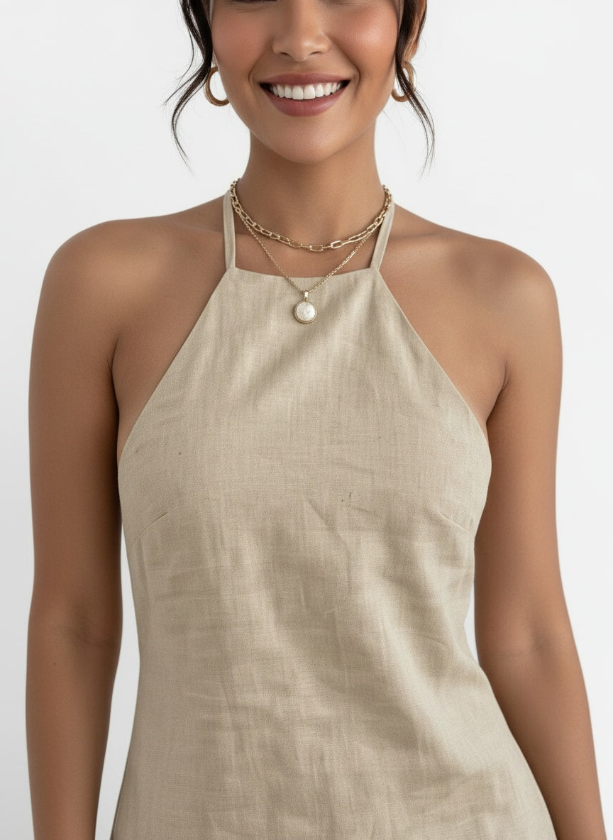 Close-up of the model wearing Vestido Corto Lino Halter Mujer Caqui