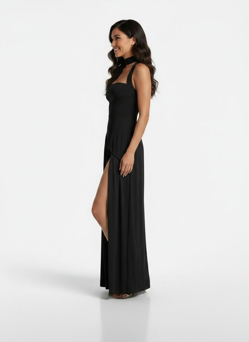 Side profile of the model wearing Vestido Minimalista Mujer Slim Fit