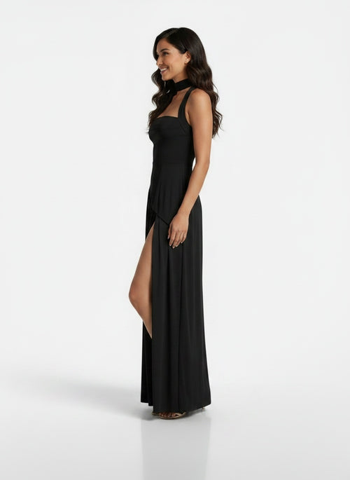 Side profile of the model wearing Vestido Minimalista Mujer Slim Fit