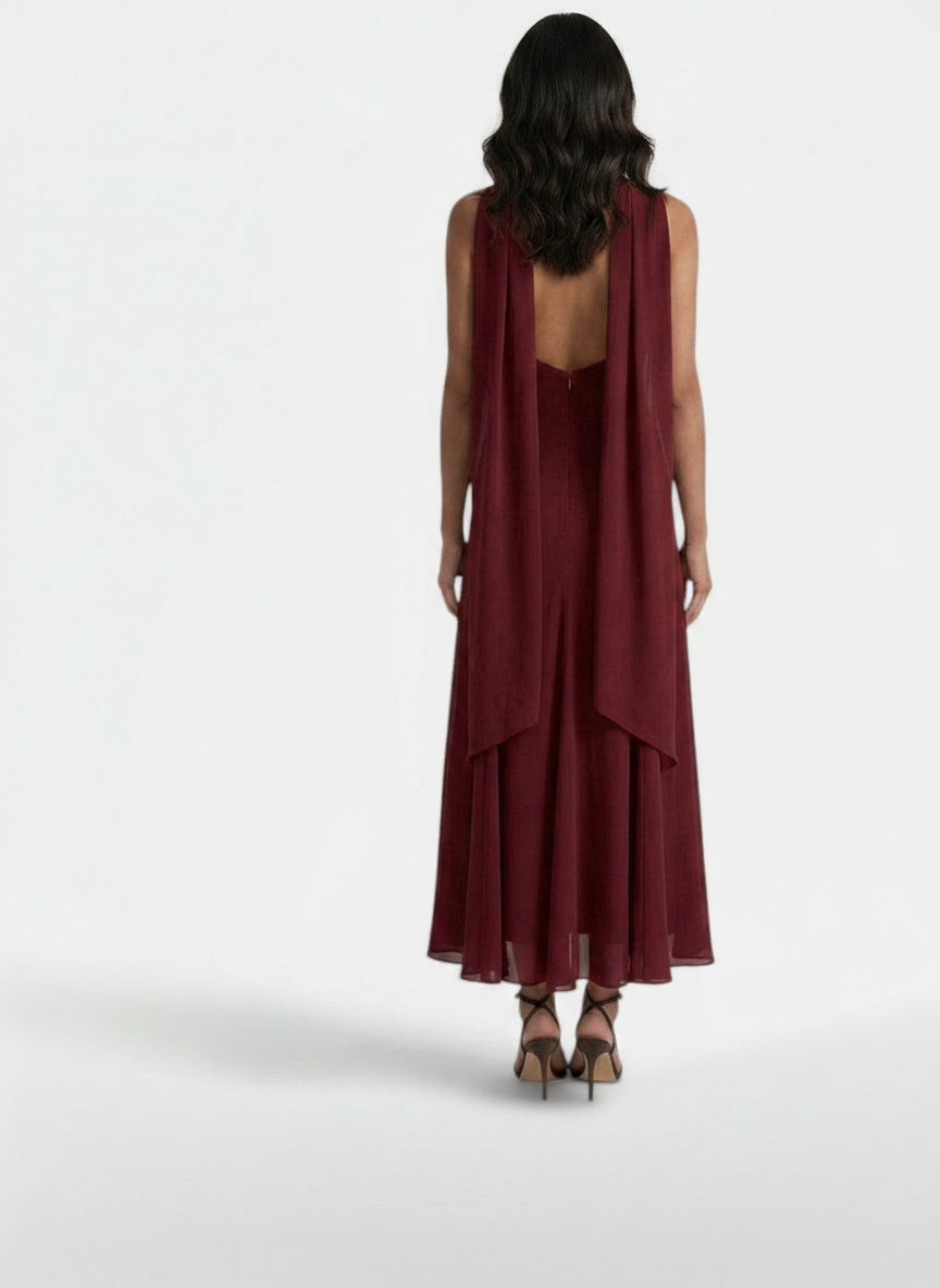 Back pose of the model wearing Vestido Largo Invitada Boda