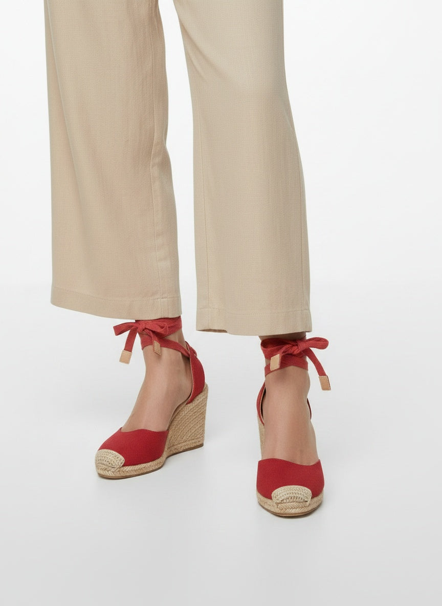 Close-up lower legs and shoes of the model wearing Sandalias Tacón Mujer Encaje