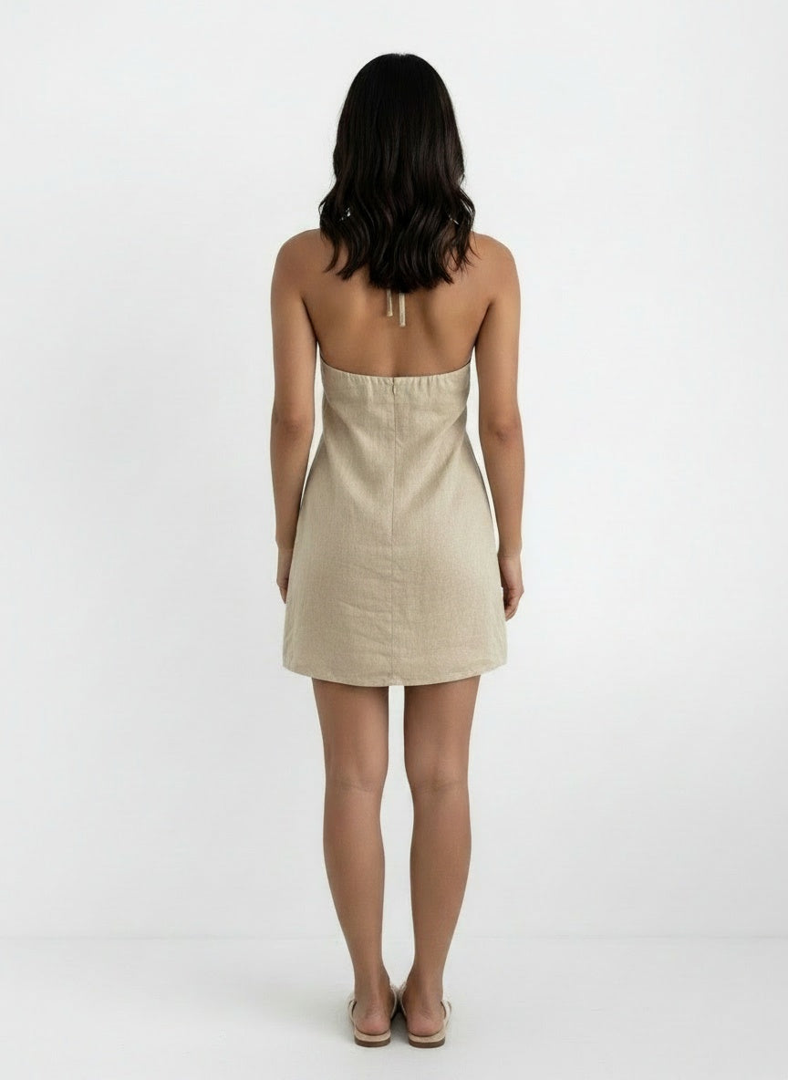 Back pose of the model wearing Vestido Corto Lino Halter Mujer Caqui