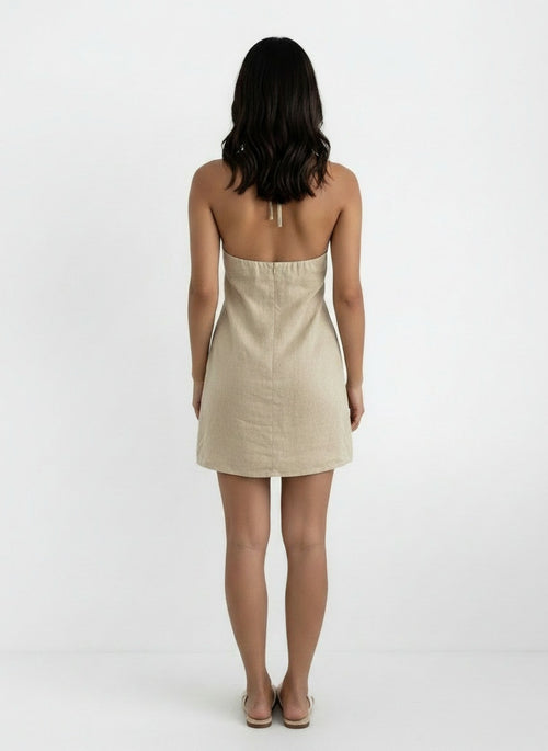 Back pose of the model wearing Vestido Corto Lino Halter Mujer Caqui