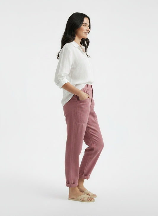 Side profile of the model wearing Pantalón Ancho Mujer Algodón Lino Casual