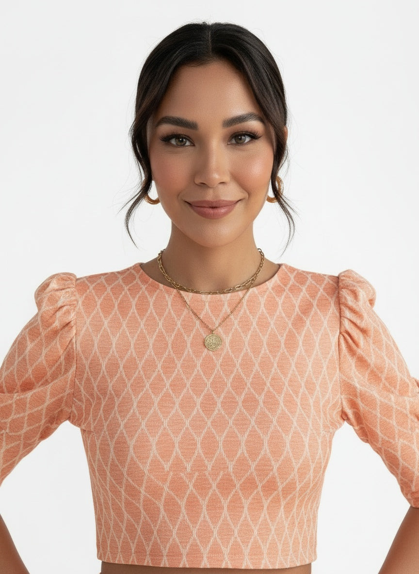 Close-up of the model wearing Conjunto Mujer 2 Piezas Top Corto y Falda con Abertura