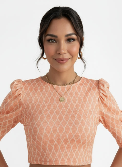 Close-up of the model wearing Conjunto Mujer 2 Piezas Top Corto y Falda con Abertura